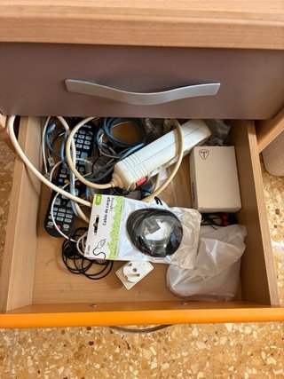 Comodino con 3 cassetti