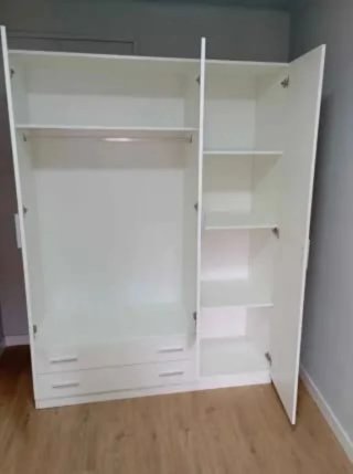 Armadio bianco con cassetti e ripiani