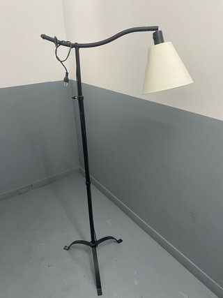 Lámpara de pie negra y beige
