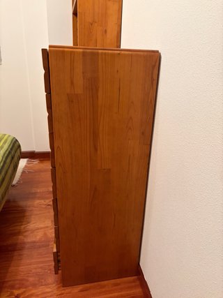Cómoda de madera color miel