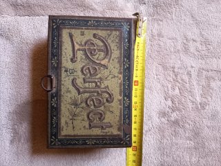 Mini imprenta antigua con tipos móviles