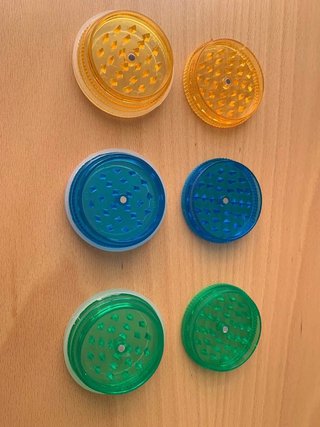 Molinillos de hierbas de colores