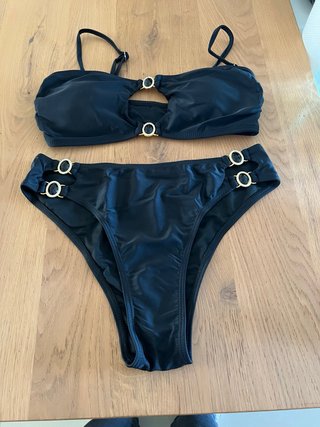 Bikini nero con dettagli oro - Nuovo