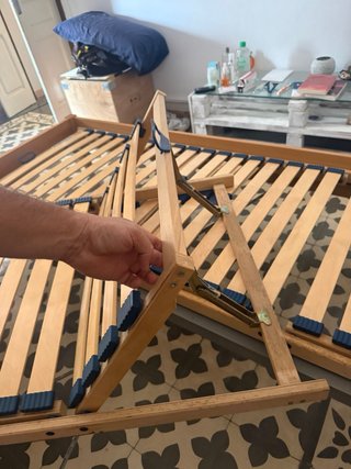 Cama IKEA con respaldo de madera
