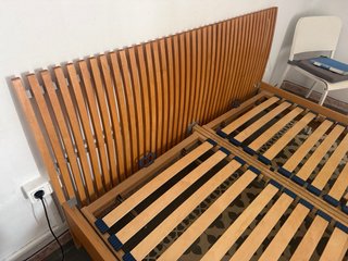 Cama IKEA con respaldo de madera