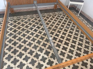 Cama IKEA con respaldo de madera