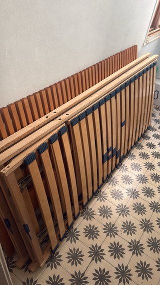 Cama IKEA con respaldo de madera
