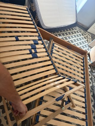 Cama IKEA con respaldo de madera