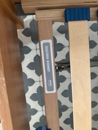 Cama IKEA con respaldo de madera