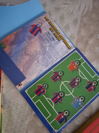 Lote de cromos y pins del Barça