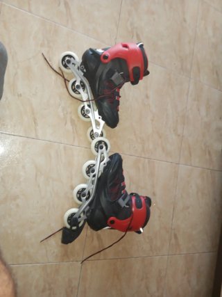 Patines en línea rojos y negros