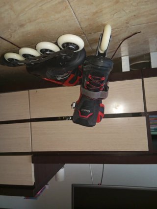 Patines en línea rojos y negros