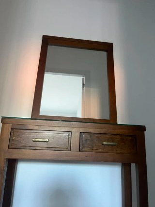 Mueble de madera con espejo y cristal, medidas.