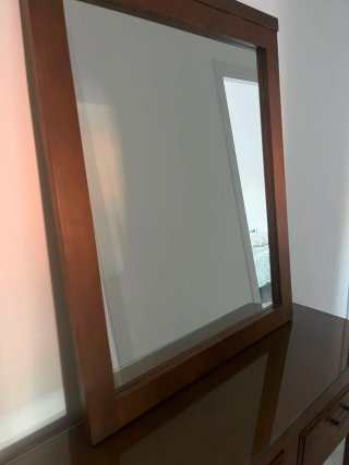 Mueble de madera con espejo y cristal, medidas.