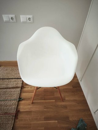 Silla blanca y madera