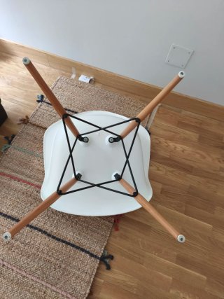 Silla blanca y madera