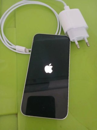 iPhone 12 mini con cargador