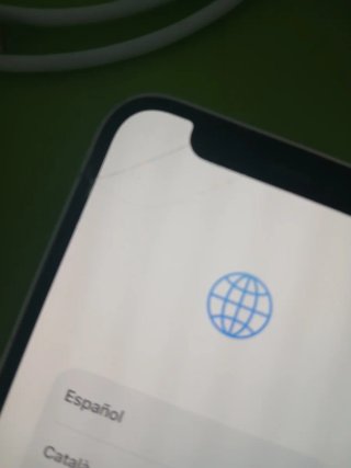 iPhone 12 mini con cargador
