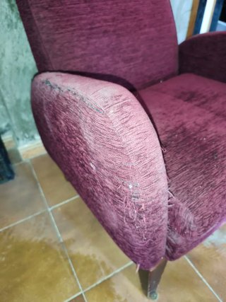 Butaca de tela morada y roja