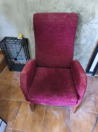 Butaca de tela morada y roja