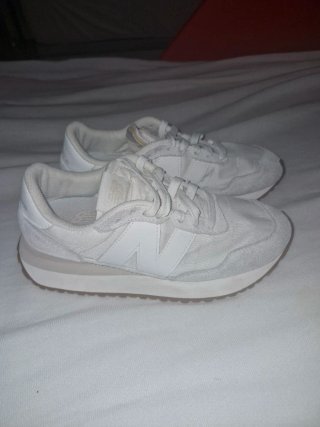 Zapatillas New Balance Gris y Blancas