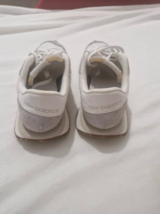 Zapatillas New Balance Gris y Blancas