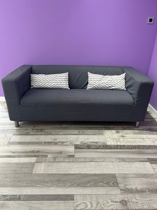 Sofá gris con 2 fundas
