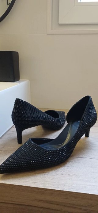 Zapatos de tacón Zara negros con pedrería
