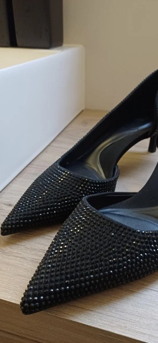 Zapatos de tacón Zara negros con pedrería