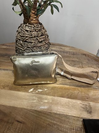 Bolso Guess Dorado
