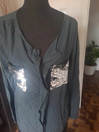 Camisa gris fluida con strass