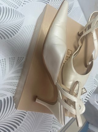 Zapatos de tacón dorados y blancos