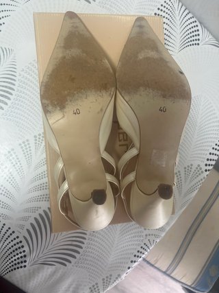 Zapatos de tacón dorados y blancos