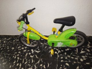 Bicicleta infantil verde y amarilla