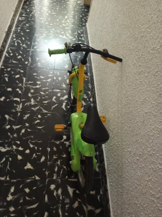 Bicicleta infantil verde y amarilla