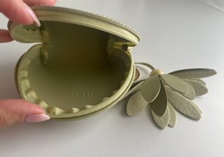 Monedero verde con detalle flor