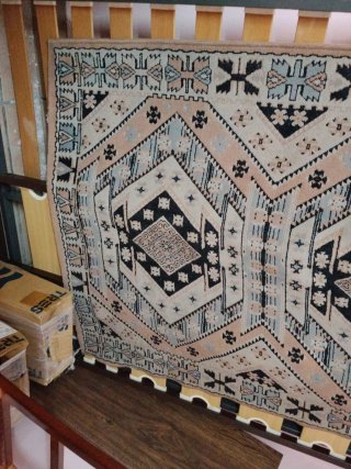 Alfombra étnica beige y negra
