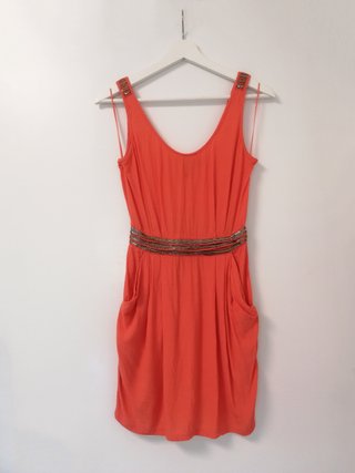 Vestido coral con cinturón de abalorios