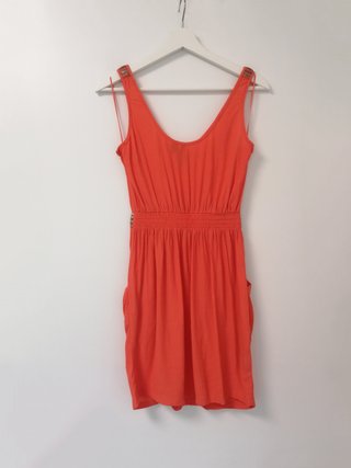 Vestido coral con cinturón de abalorios