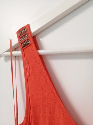 Vestido coral con cinturón de abalorios