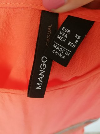Vestido coral con cinturón de abalorios