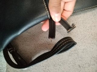 Bolso negro El Potro con cremallera rota