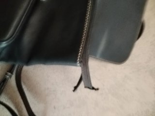 Bolso negro El Potro con cremallera rota