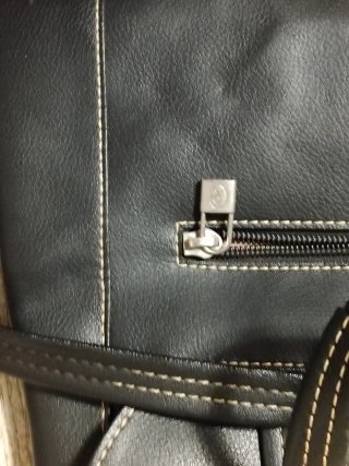 Bolso negro El Potro con cremallera rota