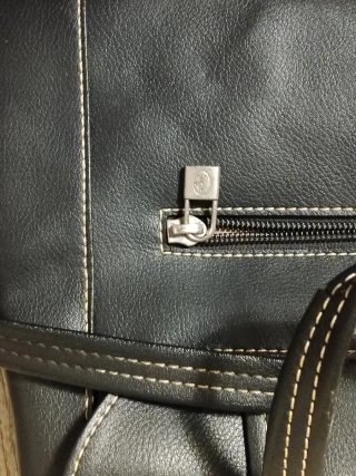 Bolso negro El Potro con cremallera rota