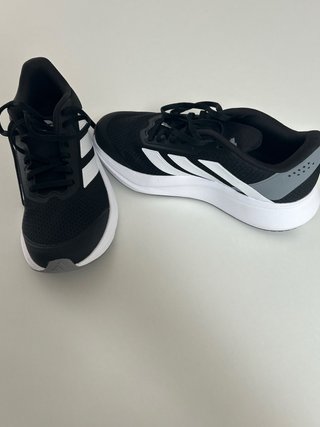 Zapatillas Adidas Negras y Blancas