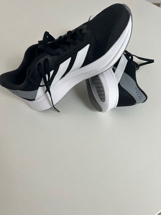 Zapatillas Adidas Negras y Blancas