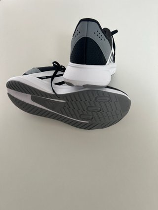 Zapatillas Adidas Negras y Blancas