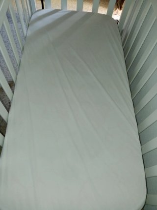 Cuna de madera blanca marca Micuna