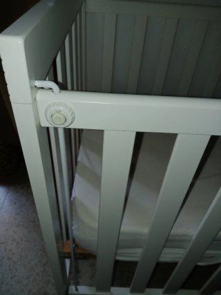 Cuna de madera blanca marca Micuna